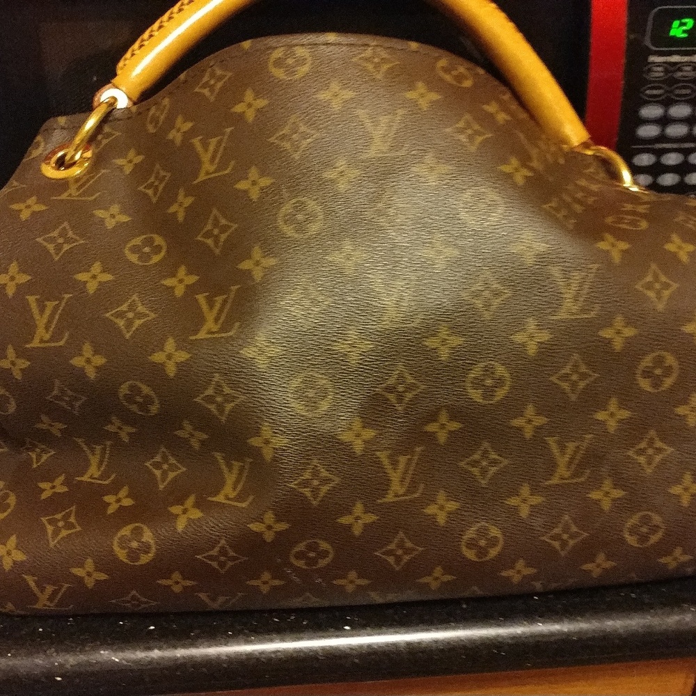 Louis Vuitton Artsy MM Bag